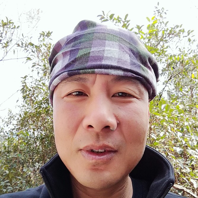 腼腆吃醋路人的照片