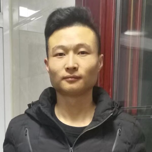喝闷酒的小黄的照片