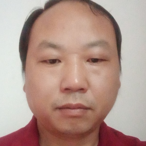 搂着猫的耗子的照片