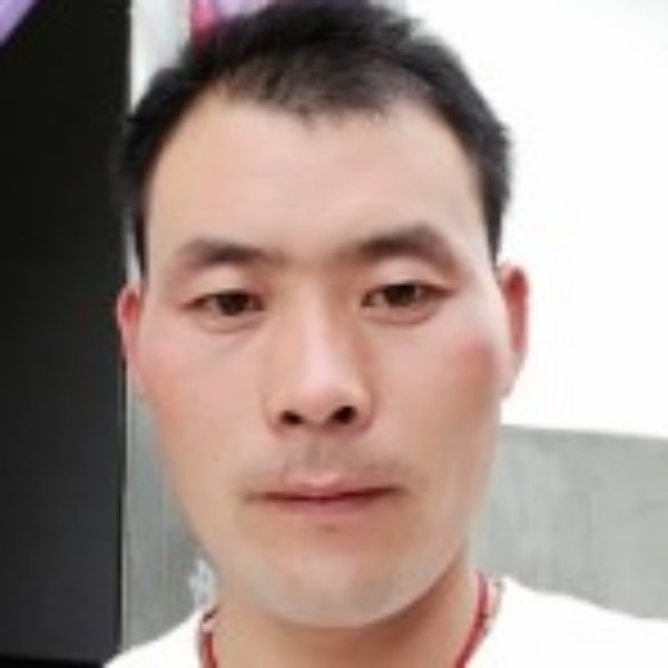 羊蹙眉专注的照片