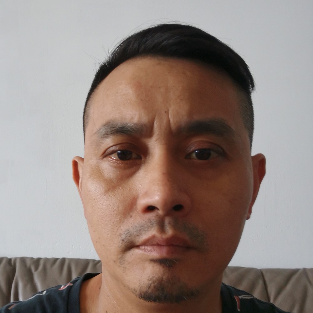 年轻凝眸夏天的照片