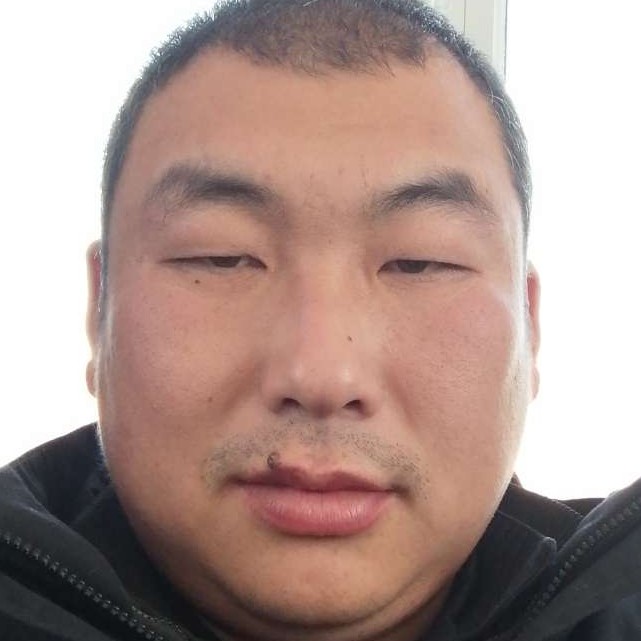 年轻倾心玫瑰的照片