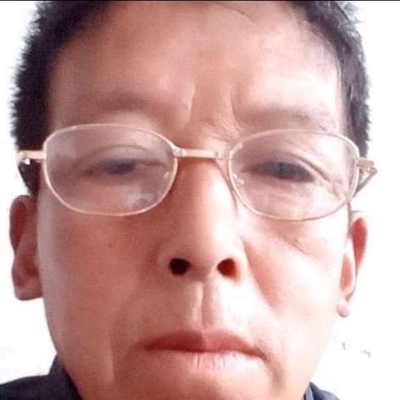 石头泪了靓丽的照片