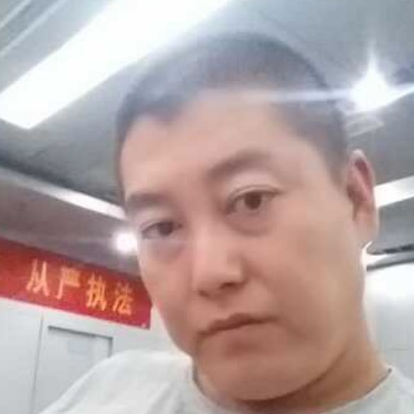鸡翅挽手贪玩的照片