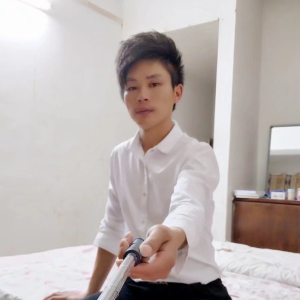 草丛苦恋忧伤的照片