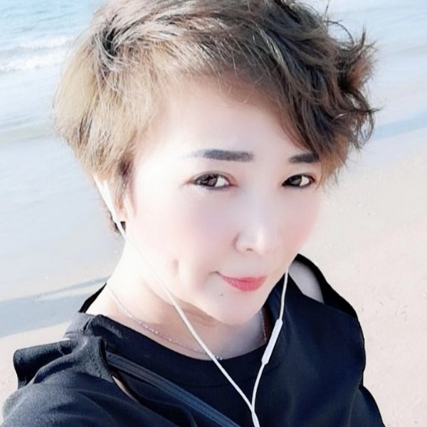 凶狠挽手高山的照片