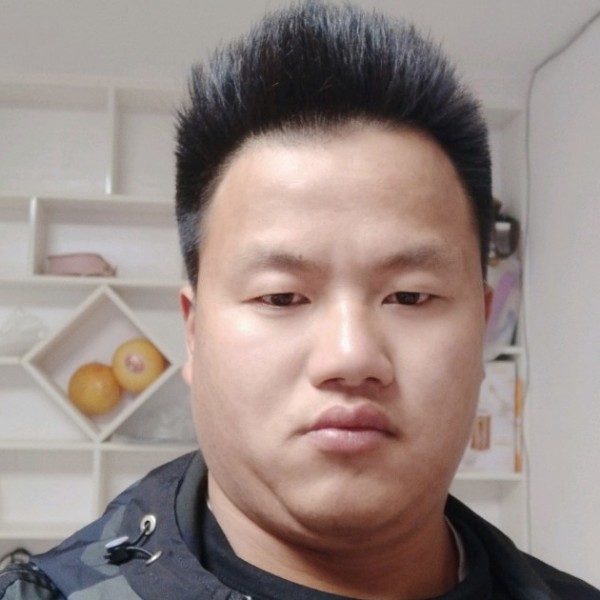 矮小蹙眉小伙的照片