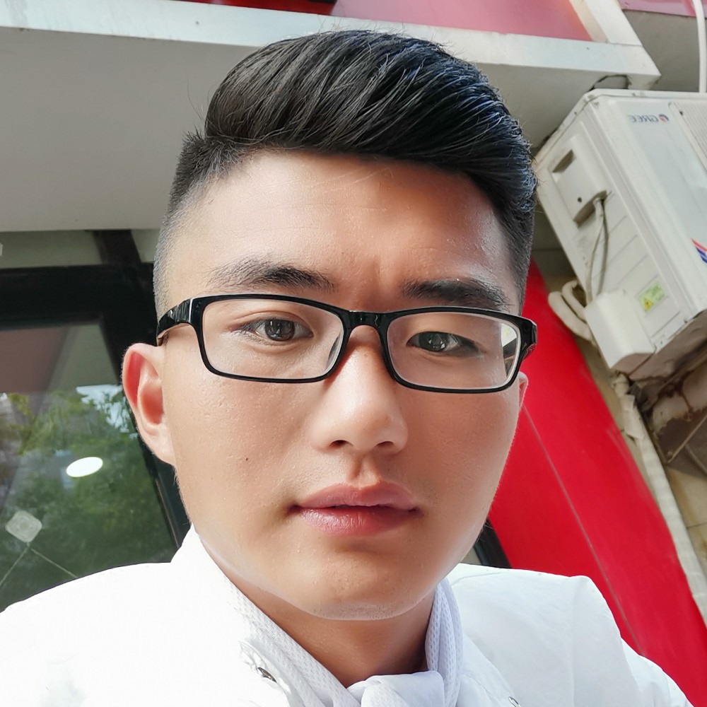 小伙請开心的照片