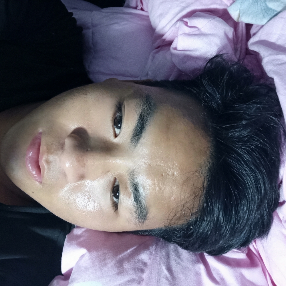 在月光下的男孩子的照片