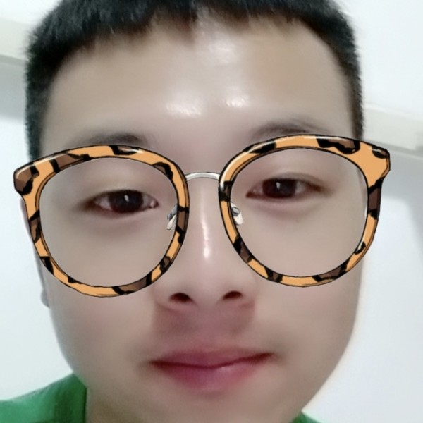 夹在指尖的烟火的照片