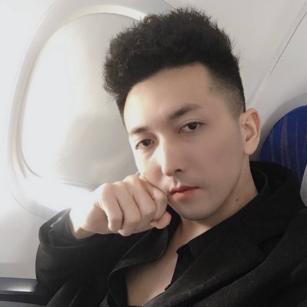 帅气苦恋香烟的照片