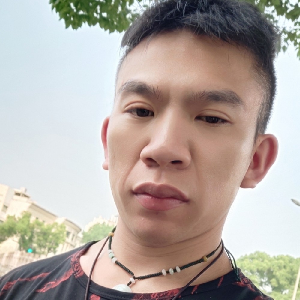 小土豆等于强健的照片