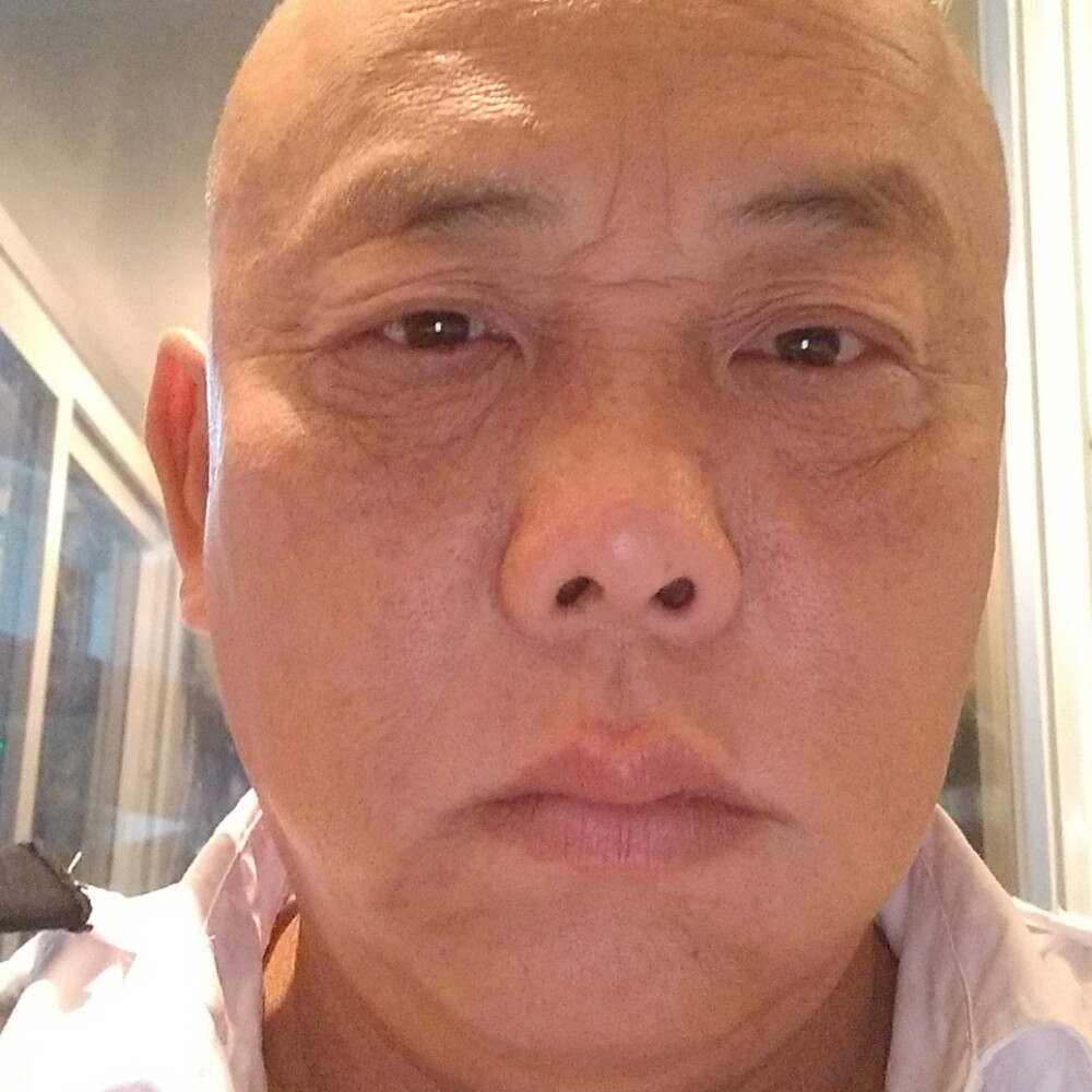 雪碧眯眯眼的照片