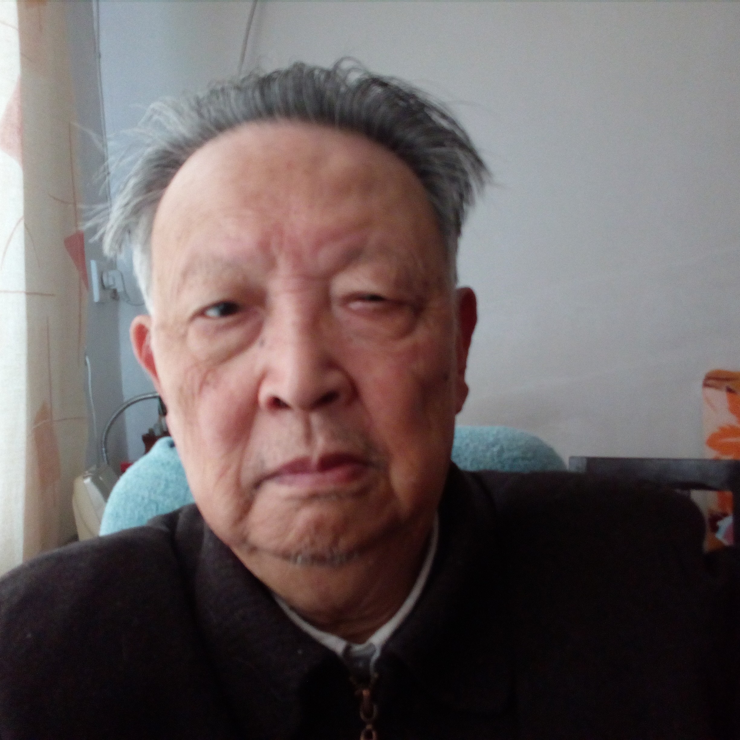 细心蹙眉果汁的照片