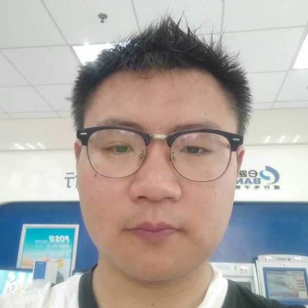 捧出的酒的照片