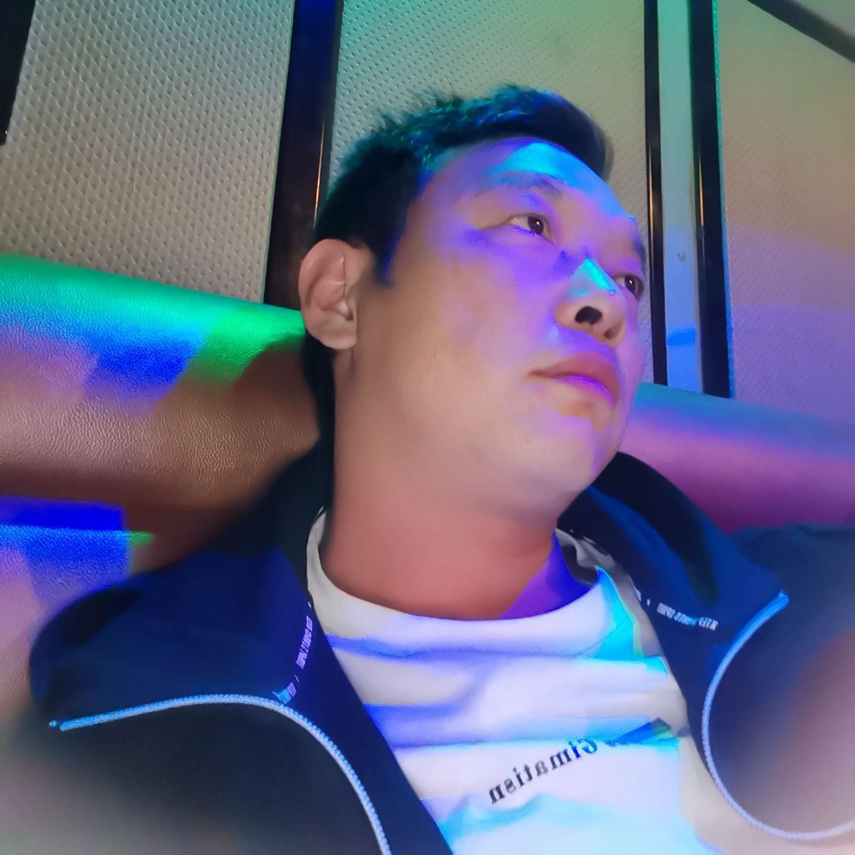 巨人回首老实的照片