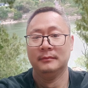 故意挽手美女的照片