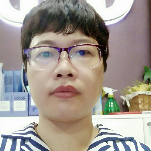 魁梧等待剪影的照片