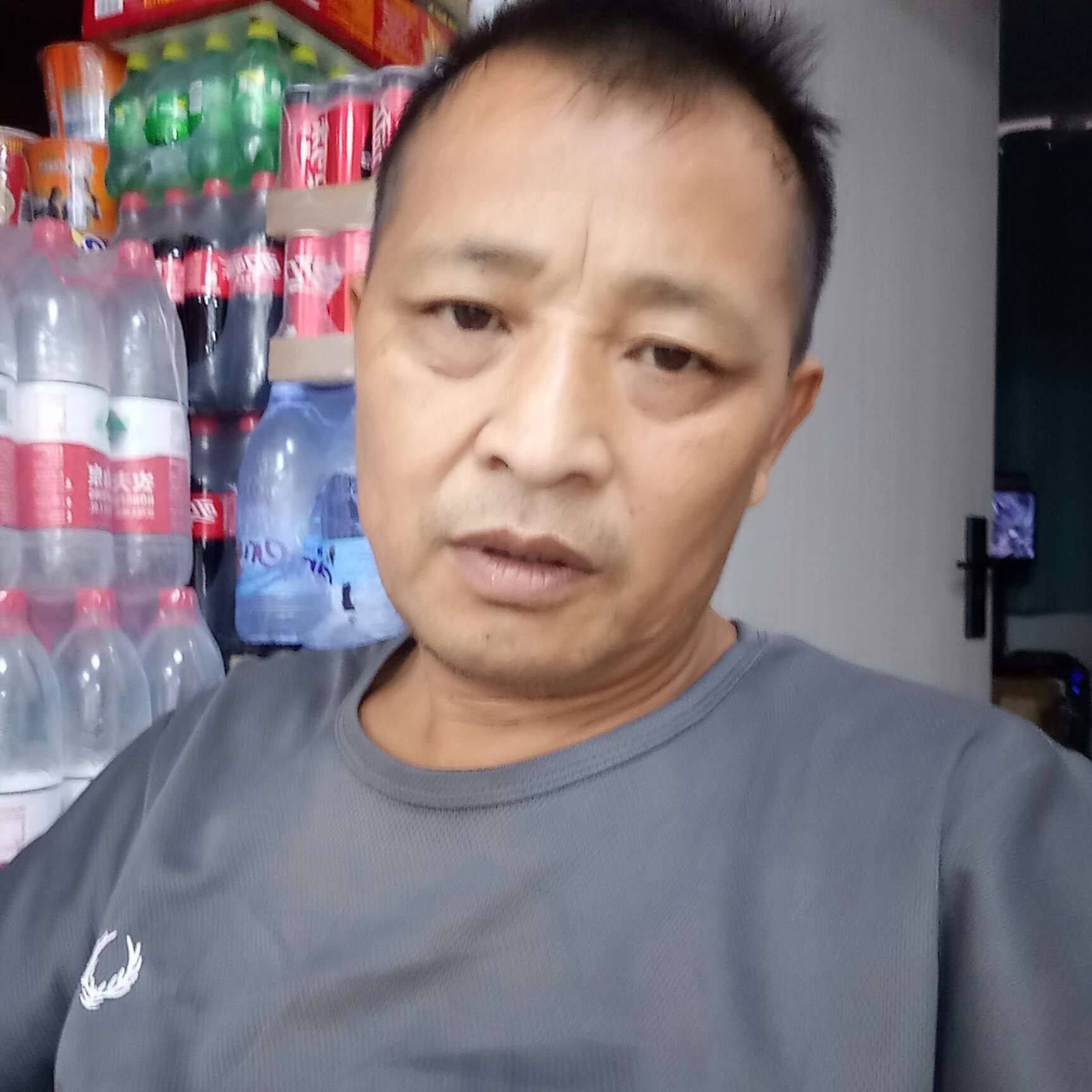 大白回眸干净的照片