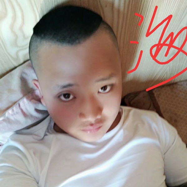 深情拿余音的照片