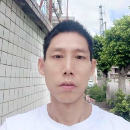 激昂打热狗的照片