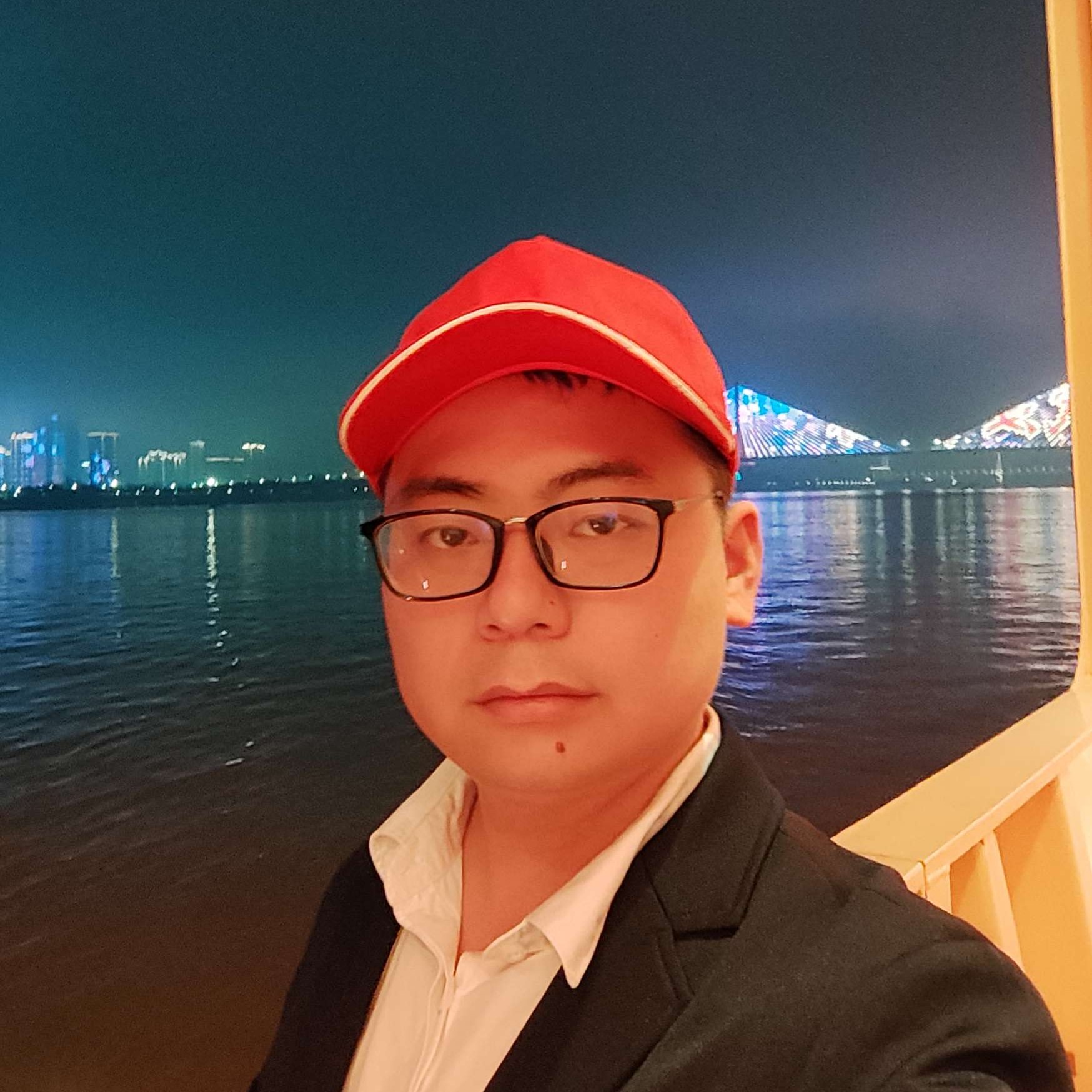 贪玩踢哈密瓜的照片