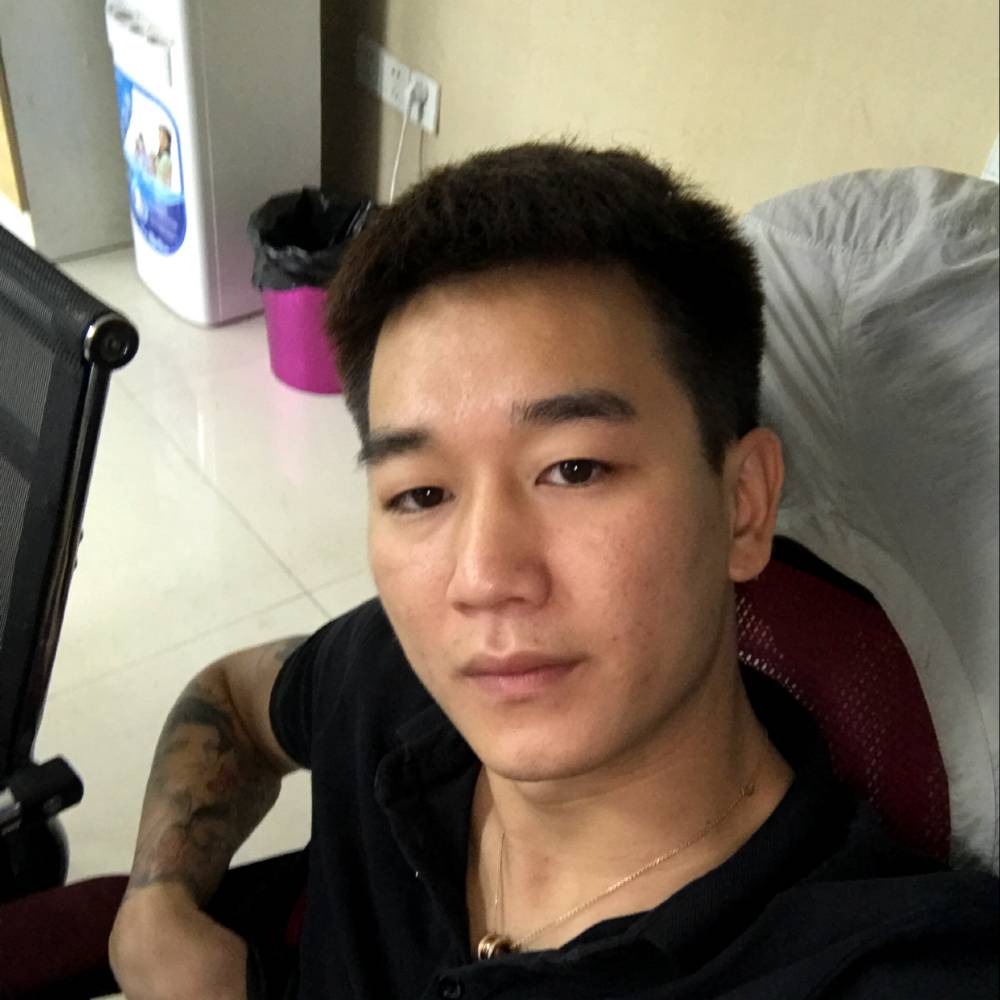 一只小男孩的照片