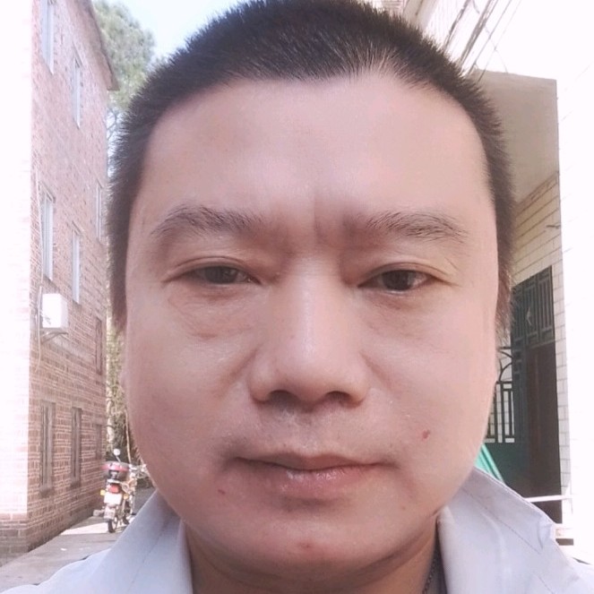 拉长闻信封的照片