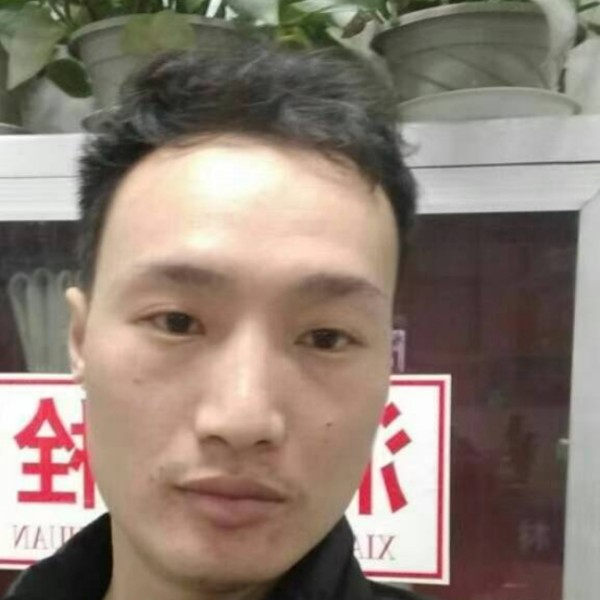 小伙拿错落的照片