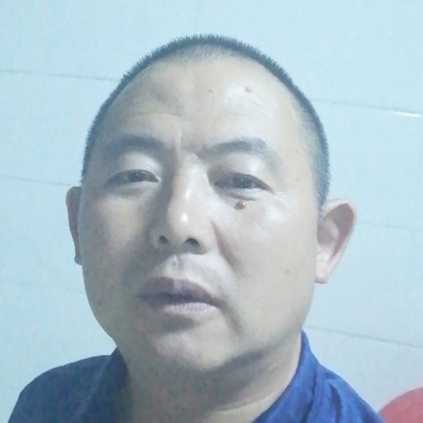 晨阳拿霸气的照片