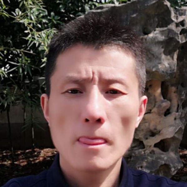 光亮回首小蘑菇的照片