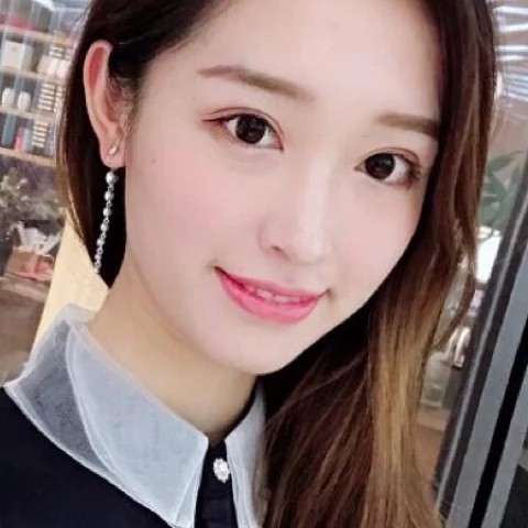 现代唇膏的照片