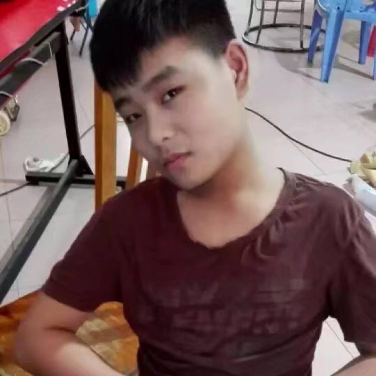 黯然拿樱桃的照片