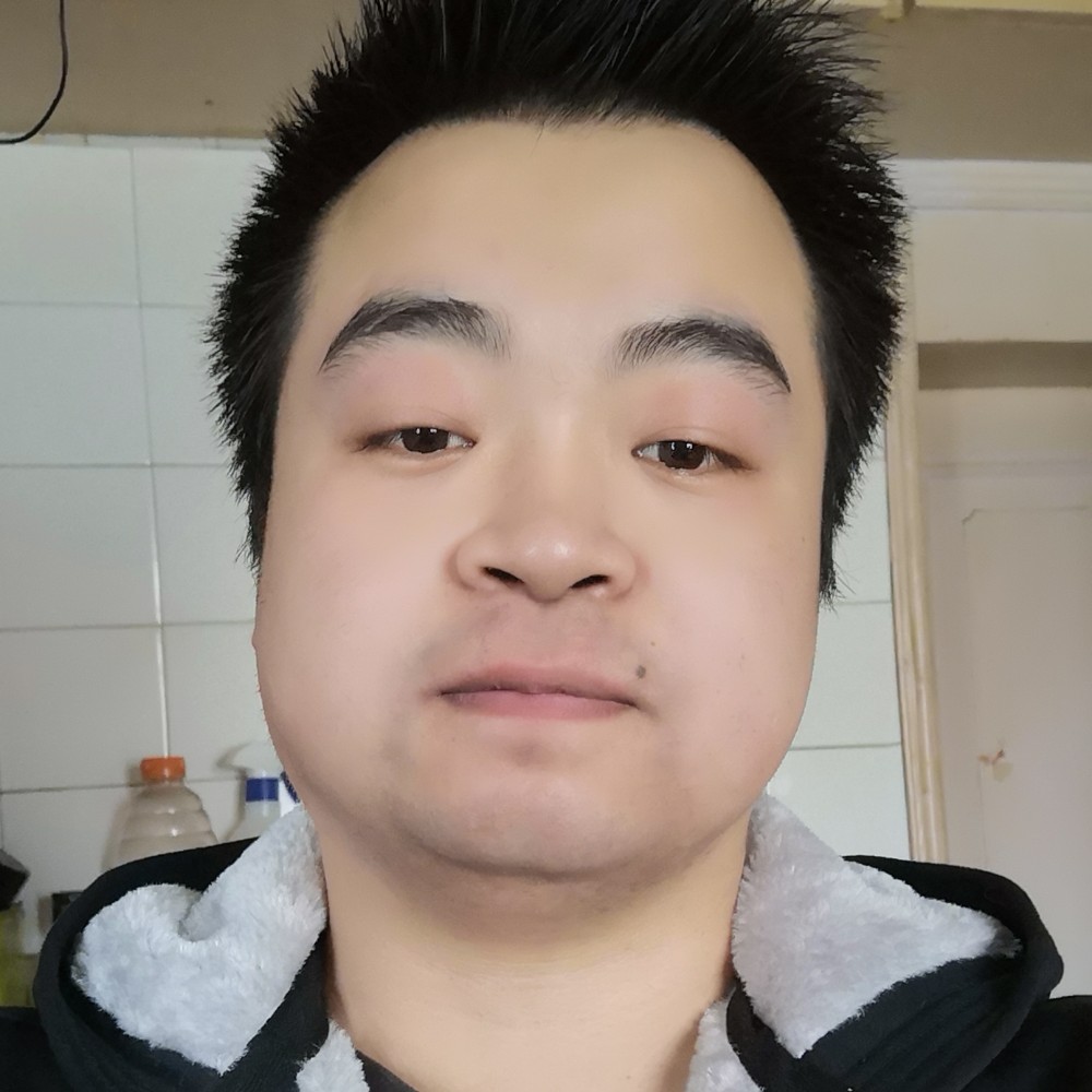 勤奋踢小蘑菇的照片