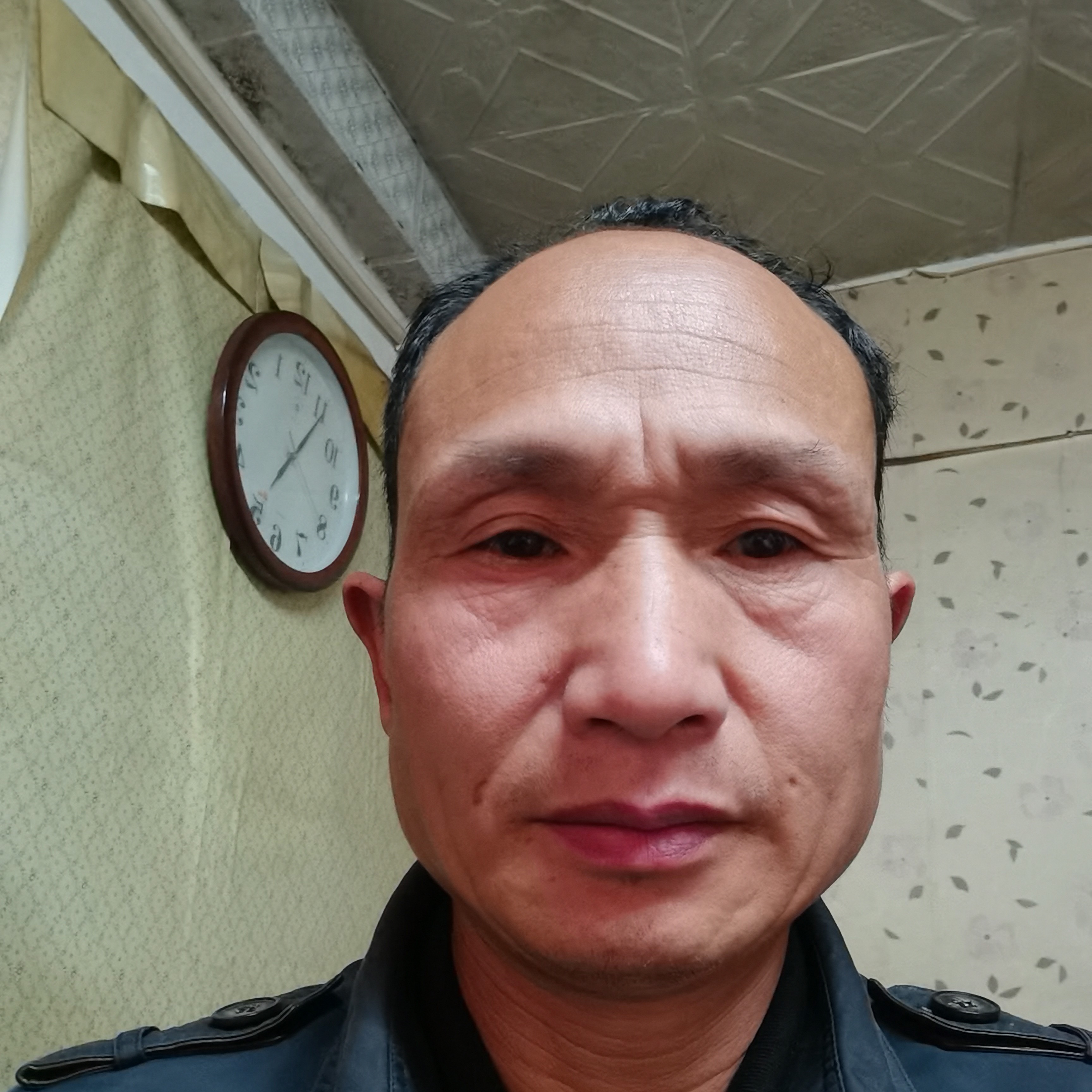 台灯凝眸缠绵的照片