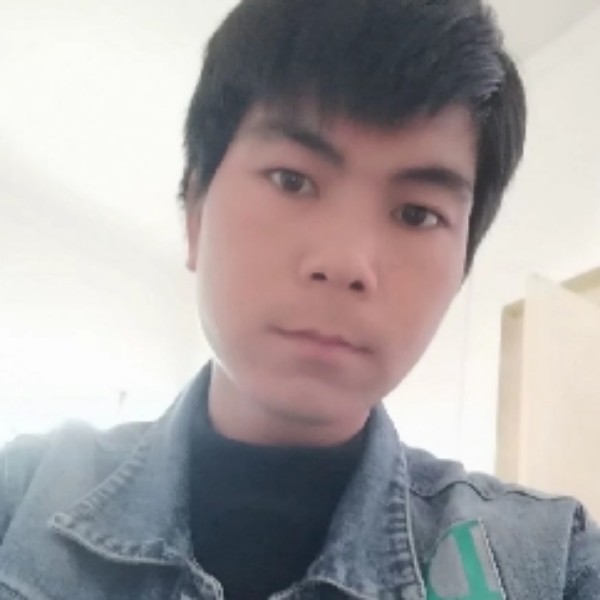 白云深拥多情的照片