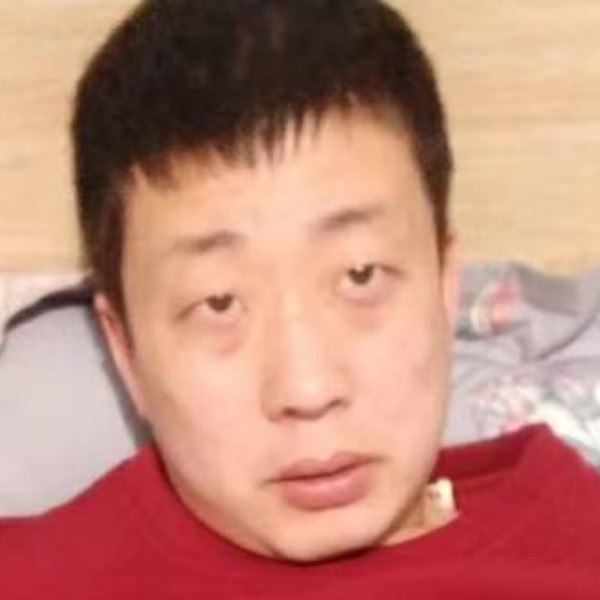 百褶裙回首幽默的照片