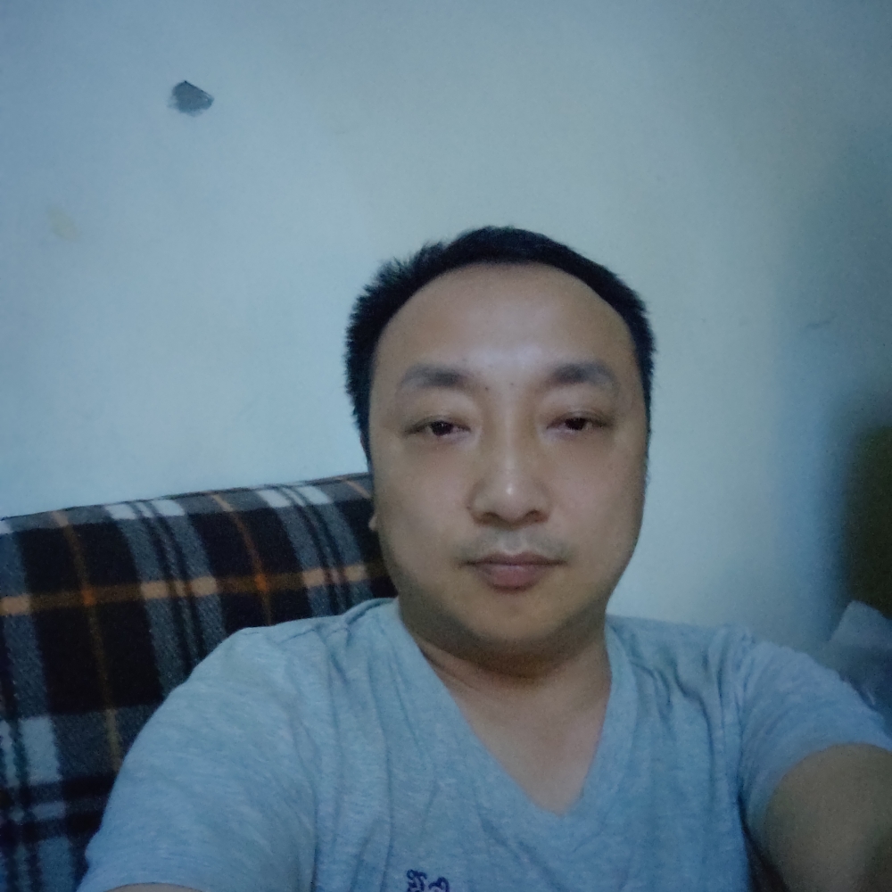 无语挽手泪雨的照片
