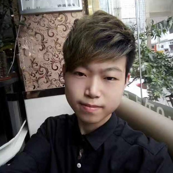 羽裳专注的照片