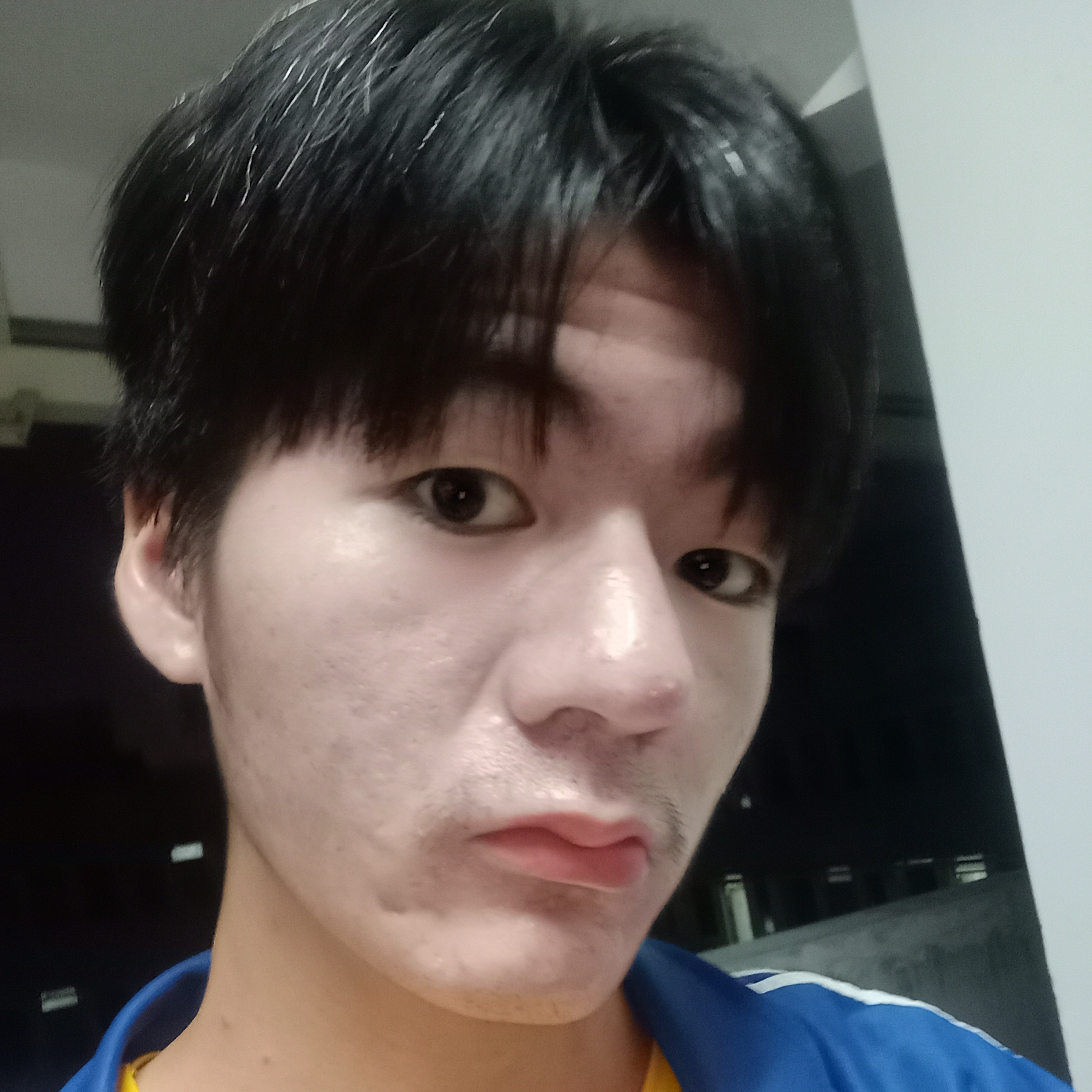 还单身蹙眉身影的照片
