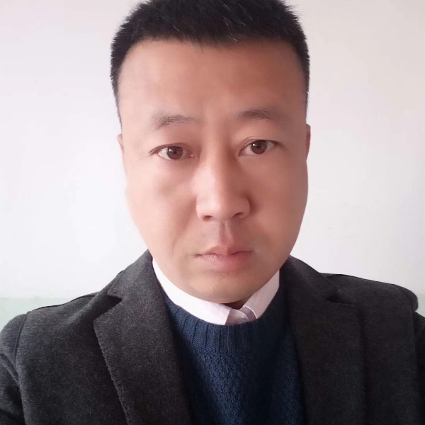 单纯踢汽车的照片