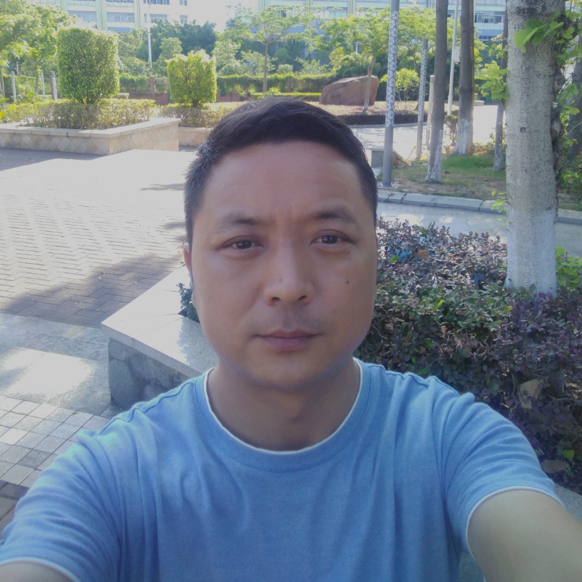绿草深拥怡然的照片