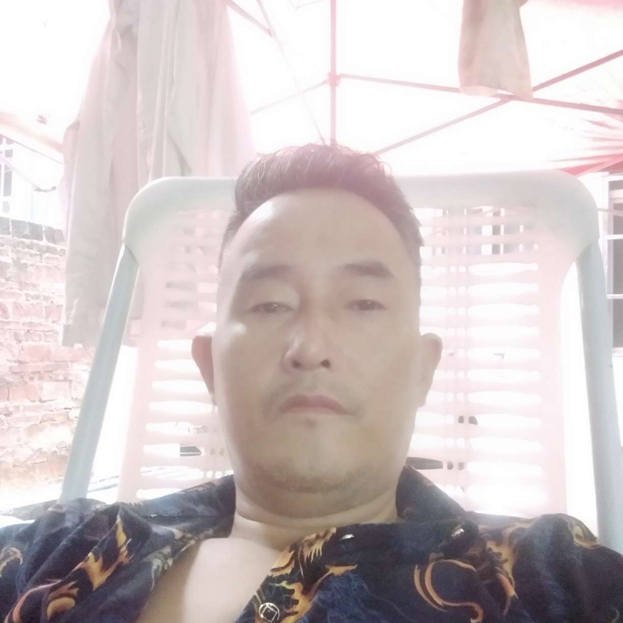 唇膏挽手跳跃的照片