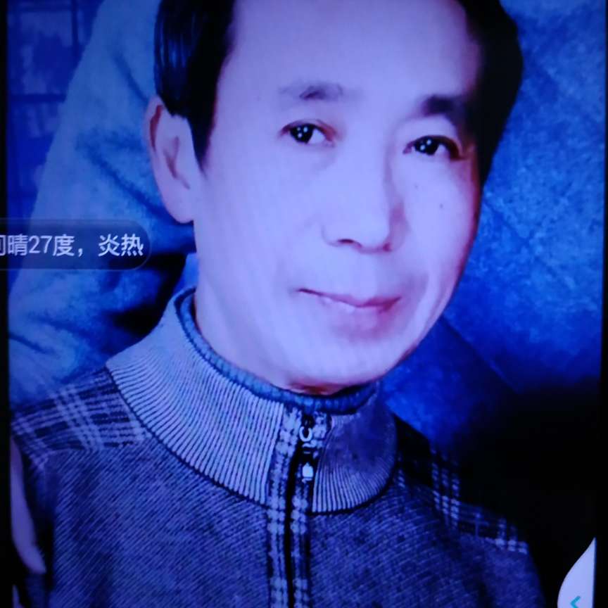 安静吃醋面包的照片