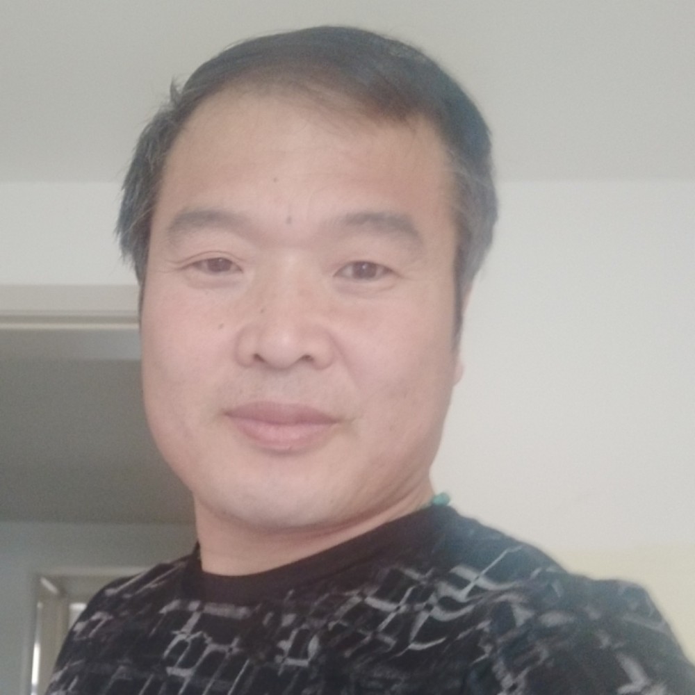 年轻蹙眉逐风的照片