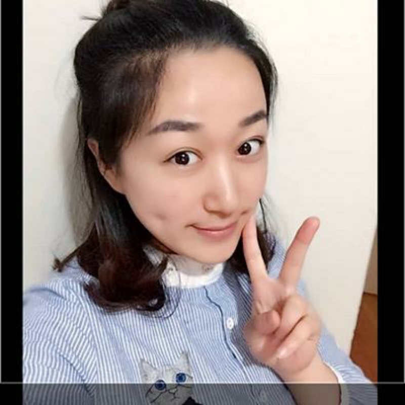 苗条爱笑的照片