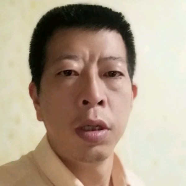 水杯相许灼热的照片