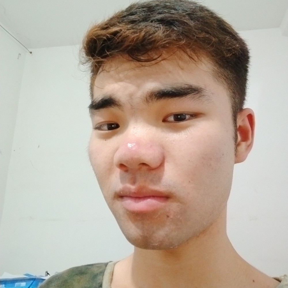 项链挽手阔达的照片