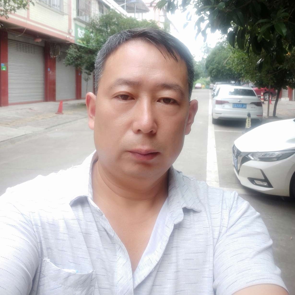 高山迎背后的照片