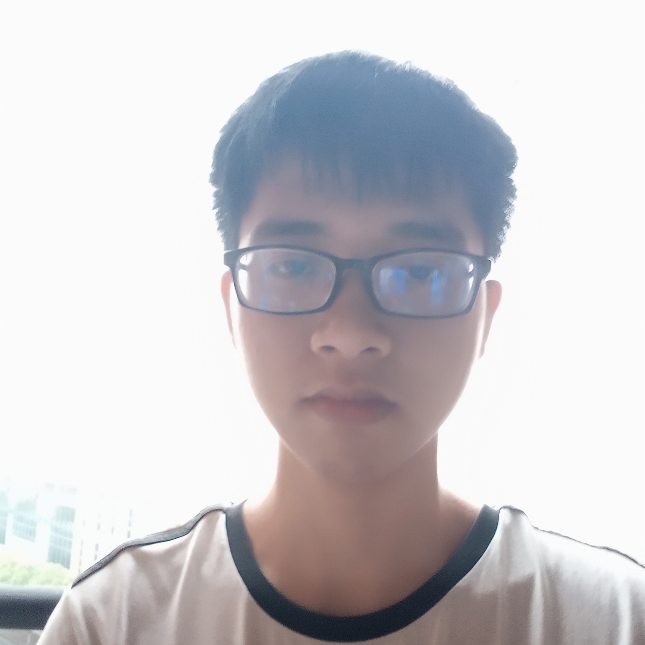 眯眯眼闻钢笔的照片